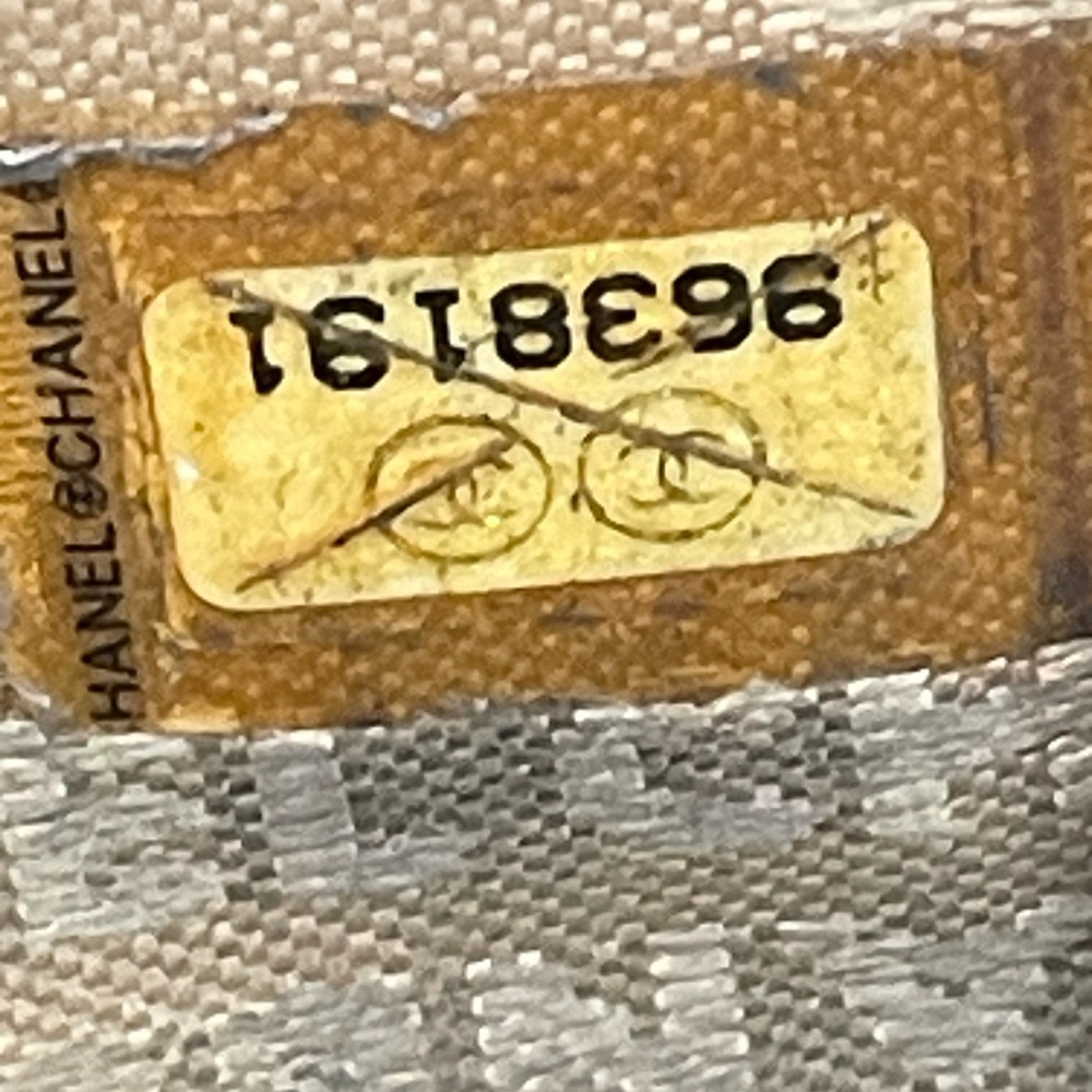 Chanel walle in Vibrant Yellow with Silver Chain and silver logo - Picture 5 of 13